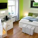 מלון Boutique Little Venezia 3*